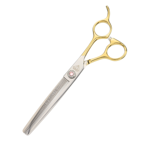 Diamond Scissors 6.5″ profesionalne su škare za stanjivanje pasa s 55 zuba izrađene od kvalitetnog kaljenog 440C čelika. Zahvaljujući velikom broju zuba i umjerenom stupnju stanjivanja, ovaj model omogućuje vrlo precizan rad i prirodne prijelaze bez vidljivih tragova šišanja.